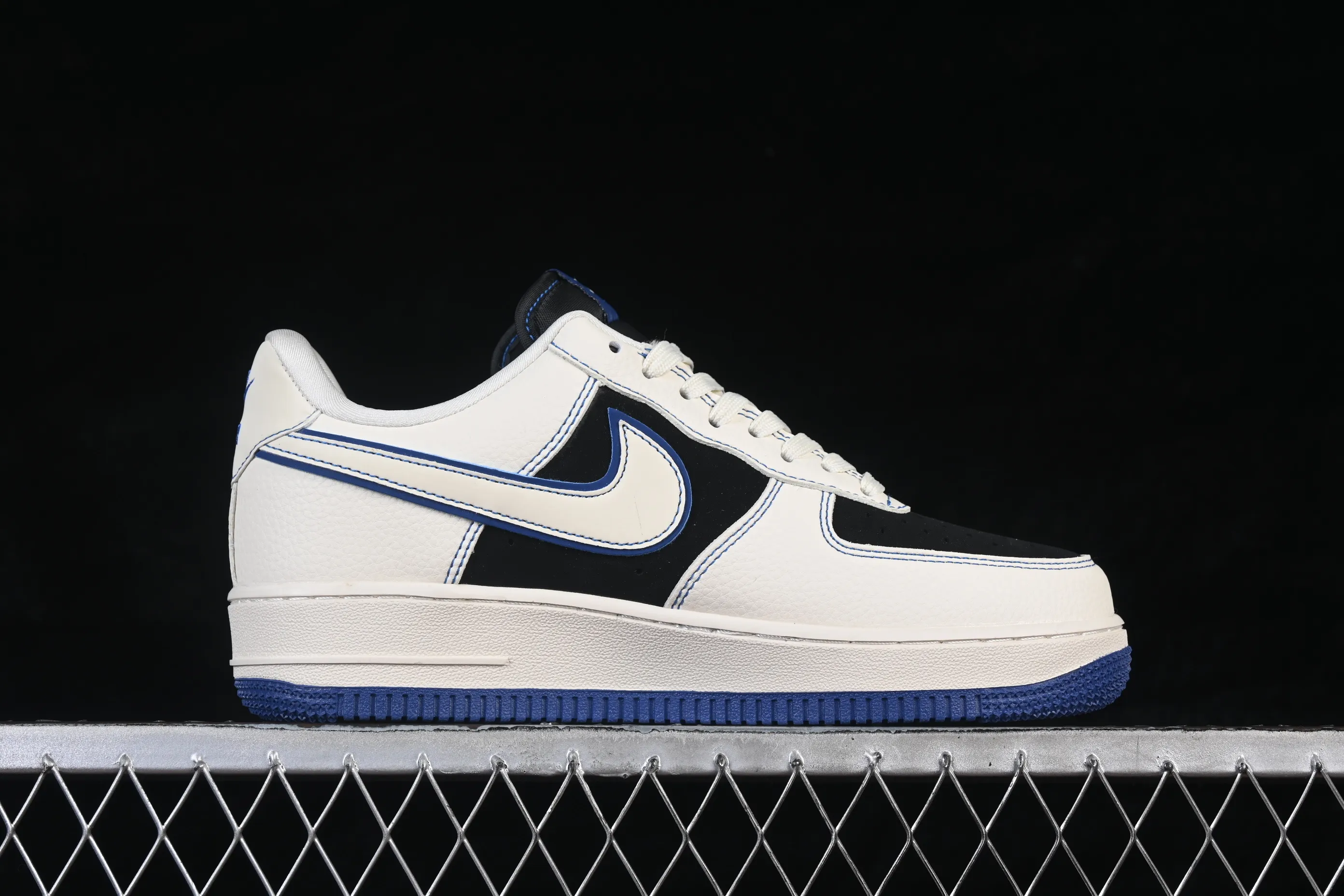 All categories Nk Air Force 1 Air Force series Nk Air Force 1 Low Air Force low-top Nike Air Force 1'07 Low White and black contrasting sapphire blue Air Force 1 low-top casual sneakers DN1688-811